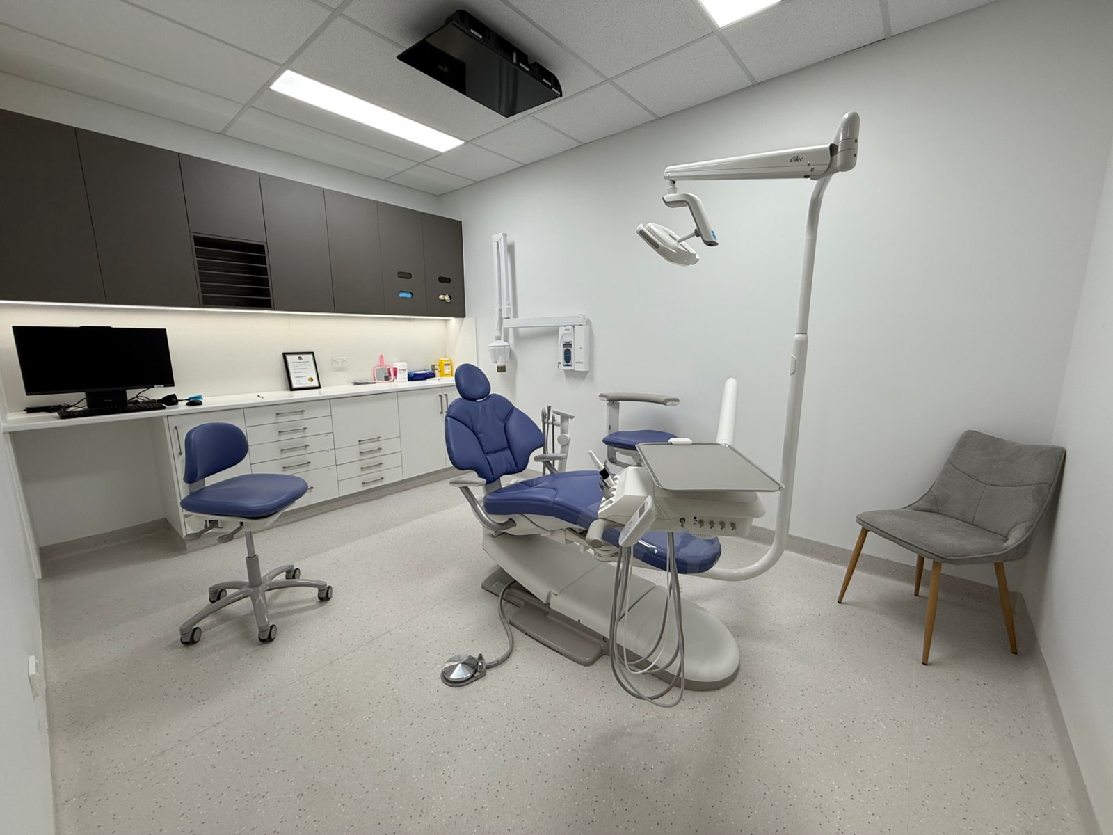 Dental chair and equipment in the Dentistree treatment room